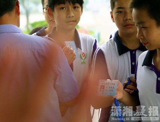 5月26日，岳陽(yáng)縣第八中學(xué)，學(xué)生出校門(mén)時(shí)出示通行證