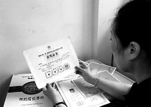 思念小寶的時候，李女士就一遍遍整理孩子留在家里的物品。