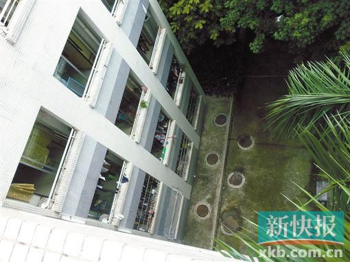 據(jù)目擊者稱,當(dāng)時(shí)墜樓者躺在右排中、下兩個(gè)井蓋中間附近。