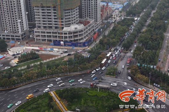 近日，不少通過陳楊寨轉(zhuǎn)盤的司機發(fā)現(xiàn)，4個方向的路口共新設(shè)了8個紅綠燈。
