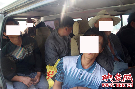 一輛8座的面包車竟然擠進(jìn)17個(gè)人。
