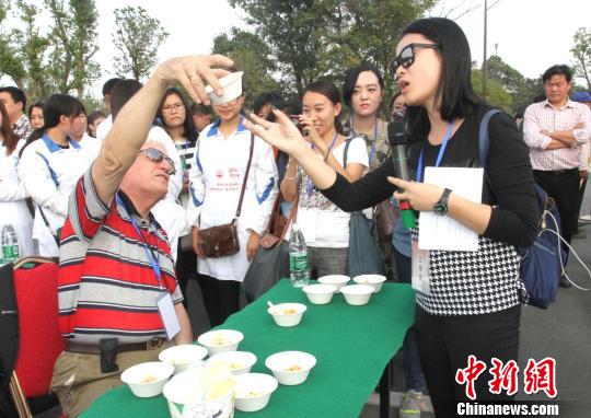 圖為外國友人品嘗揚州炒飯。