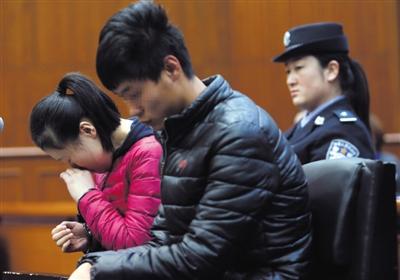 昨日，因殺死自己的親生兒子，被告人王某受審，其男友喬某則因涉嫌幫助毀滅證據(jù)罪受審。