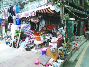 工作人員清理前，阿姨家周圍垃圾如山。