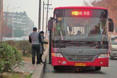 1月6日下午，資陽一輛15路公交車?？吭诋敃r事發(fā)車站。
