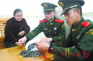 手機內(nèi)存卡因體積小、價值高，成為水客走私的“新寵”。圖為邊防官兵正在清點走私物品。