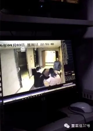 一女子在酒店被陌生男子拖拽。    視頻截圖