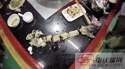 拼出魚骨，推斷魚沒有3斤8兩。 本報記者 平索茜 攝