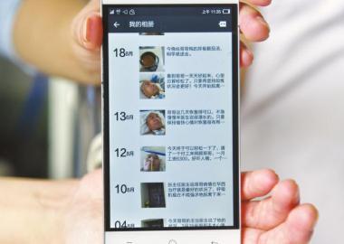 楊曉華的上百條朋友圈記錄了她陪伴男友抗病的歷程。