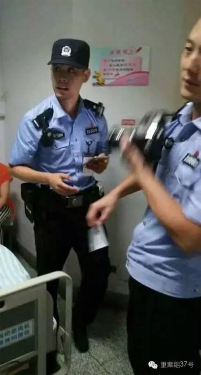 民警到醫(yī)院對(duì)秦女士體內(nèi)子彈取證調(diào)查。 受訪者供圖