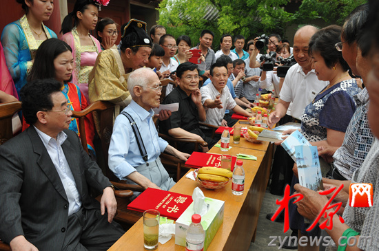 余光中、汪國真做客杜甫故里 共話詩圣家國情懷