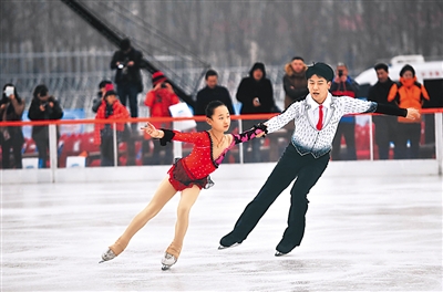 12月18日,五棵松冰世界體育樂園正式開門迎客,圖為花樣滑冰運動員進行表演。