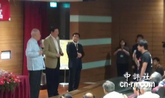 　大陸交換學(xué)生針對演講內(nèi)容，頻頻問李登輝，雙方一來一往。(中評社黃文杰攝)