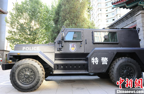 　　國(guó)產(chǎn)輕型聯(lián)合越野戰(zhàn)車(chē)側(cè)面照。張龍?jiān)茢z