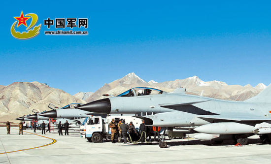 后勤官兵進(jìn)駐雪域高原機(jī)場(chǎng)提供后勤支撐。解放軍報(bào)特約記者 劉應(yīng)華攝