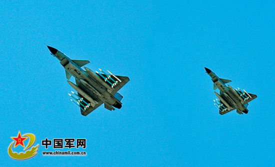 戰(zhàn)機(jī)升空開(kāi)展對(duì)抗訓(xùn)練。肖燕錦攝