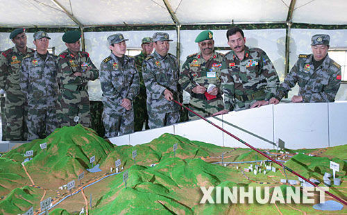 資料圖：2007年12月23日，中印陸軍聯合軍演中印參訓指導組成員在進行訓練磋商