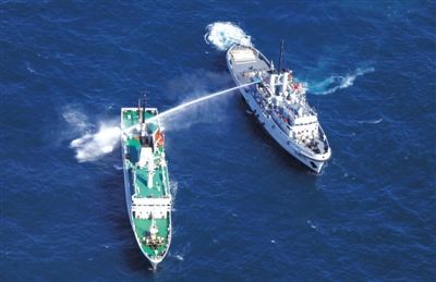 昨日，東海某海域，東海艦隊拖船使用高壓水炮為地方執(zhí)法船滅火
