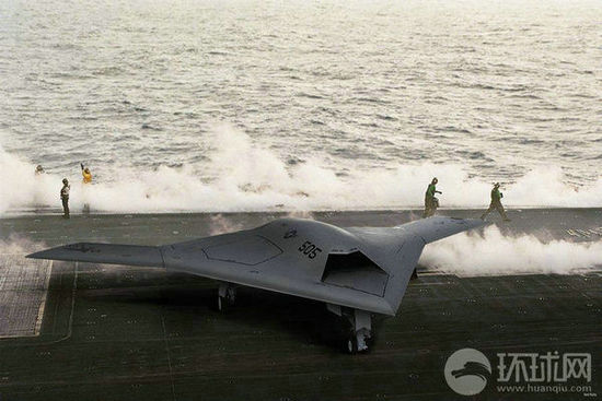 資料圖：X-47B無人機(jī)在林肯號(hào)航母上進(jìn)行系統(tǒng)連接測試。