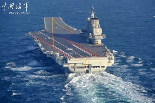 簡(jiǎn)氏大篇幅炒作中國(guó)威脅論。圖為中國(guó)航母遼寧艦