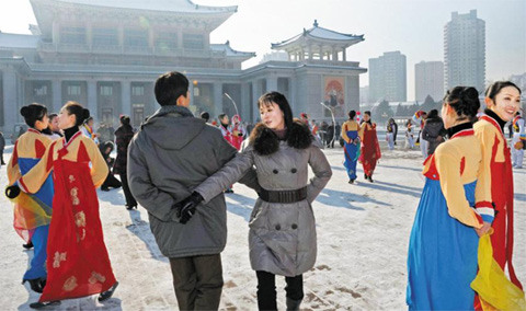 12月12日，朝鮮成功發(fā)射火箭后，平壤市民跳舞慶祝（資料圖）