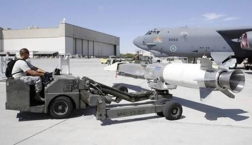 資料圖：美軍嘗試將“X-51 Wave Rider”飛行器掛在一架“B-52”轟炸機(jī)下，發(fā)射升空。
