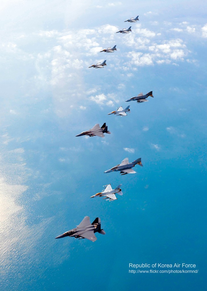 圖為韓空軍KF-16戰(zhàn)機(jī)、F-4戰(zhàn)機(jī)、F-15K兩代三型戰(zhàn)機(jī)編隊(duì)升空練作戰(zhàn)。