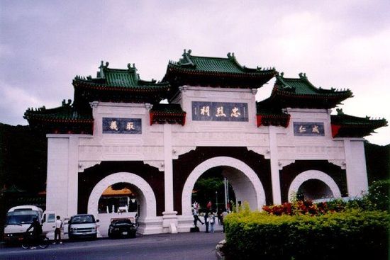 位于臺北的忠烈祠供奉著從孫中山革命，到抗日戰(zhàn)爭，解放戰(zhàn)爭所有陣亡國民黨士兵的靈位。