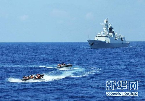 3月28日，十余名臨檢拿捕隊員從玉林艦出發(fā)，乘小艇駛向模擬可疑商船的艦只。