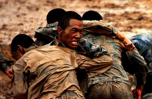 資料圖：濟(jì)南軍區(qū)某部特種兵魔鬼訓(xùn)練。