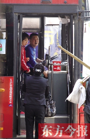 梅麗手持殘疾人證等車(chē)時(shí)，多次被司機(jī)婉言謝絕