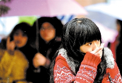 大學(xué)路附近，一位美女冷得縮起脖子。 晚報(bào)記者 馬健 圖