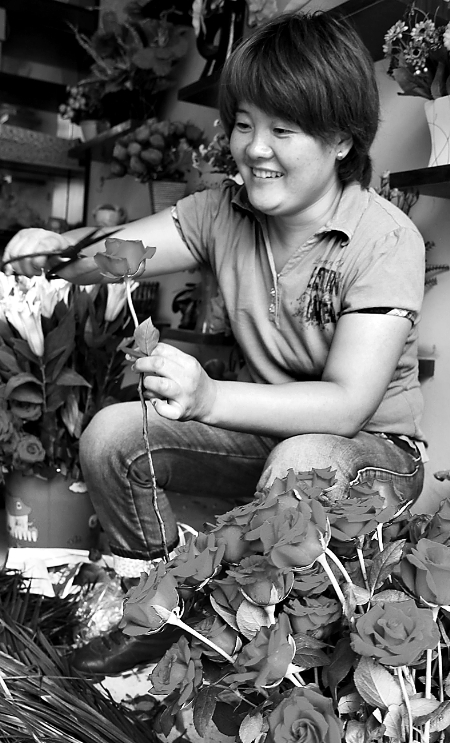 8月21日，內(nèi)黃縣一家鮮花店的工作人員正在包裝鮮花。