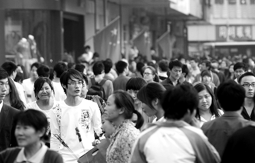 8天長假中，逛街購物的人數(shù)激增，鄭州市德化步行街上“人潮洶涌” 河南商報記者 王春勝/攝