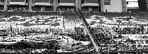 3000多名塔溝武校學(xué)生用手中的翻板組成舞臺(tái)背景