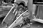 罐車(chē)碾碎三輪司機(jī)車(chē)下逃生