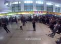 火車站候車大廳紅歌快閃迎國慶！百人互動，震撼現(xiàn)場嗨翻天！