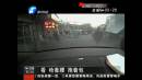 實(shí)拍 男子專(zhuān)偷停車(chē)不熄火車(chē)主