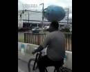 開掛民族騎車頭頂煤氣罐，原地?？?腳不離車 飄逸