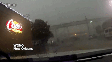 好可怕！大風(fēng)把火車從橋上吹了下來
