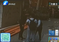 小孩搶小孩 只為要錢(qián)玩