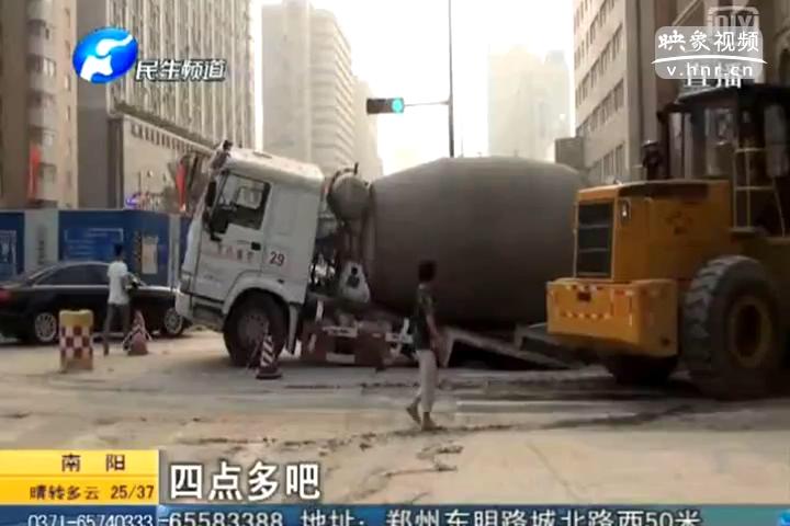 又來(lái)一坑 泥罐車被“坑”