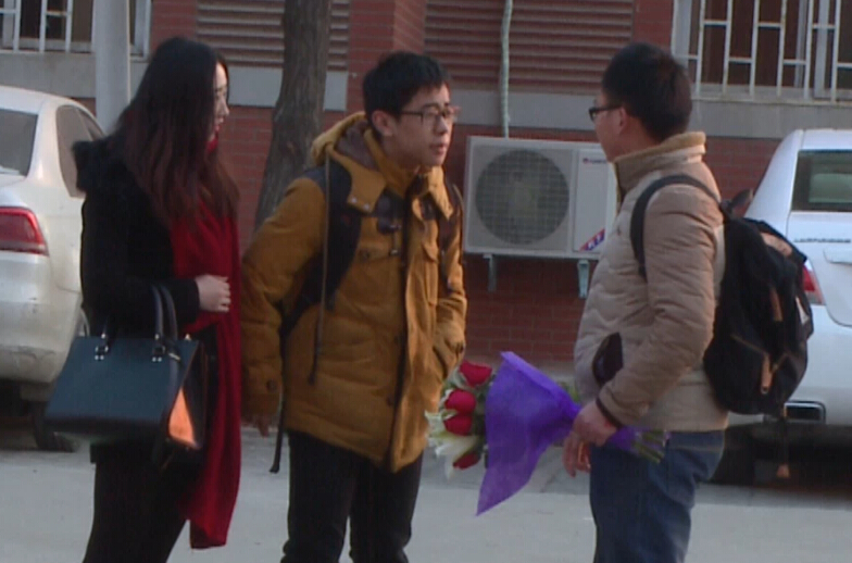 美女請你假裝其男友拒絕追求者，你會怎么辦？