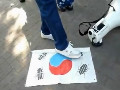 日右翼侮辱韓國(guó)國(guó)旗視頻曝光 畫蟑螂踩踏