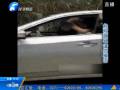 懸！山路上情侶邊開車邊親熱