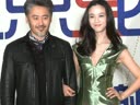 湯唯與小男友胡謹(jǐn)機場纏綿 情不自禁又抱又吻