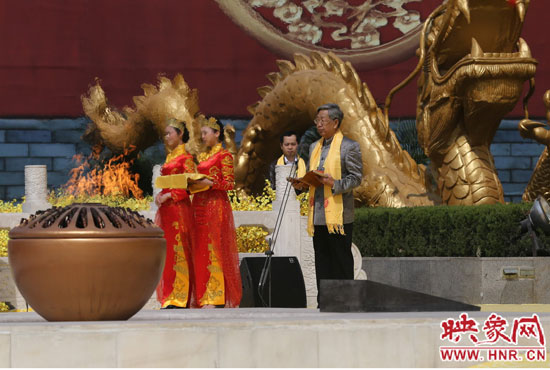 中華炎黃文化研究會(huì)會(huì)長(zhǎng)許嘉璐宣讀拜祖大典拜祭文。映象網(wǎng)記者 邵恰 攝