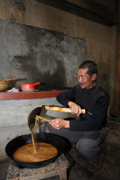 沿襲已久過(guò)年風(fēng)俗 農(nóng)戶(hù)忙做麥芽糖