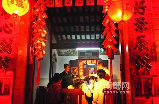 　　?？谌税殉Φ哪暌癸埛Q為“吃圍爐”。