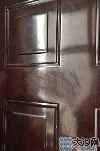 　雖然王先生用砂紙打磨過(guò)，但是“奠字”仍依稀可見(jiàn)